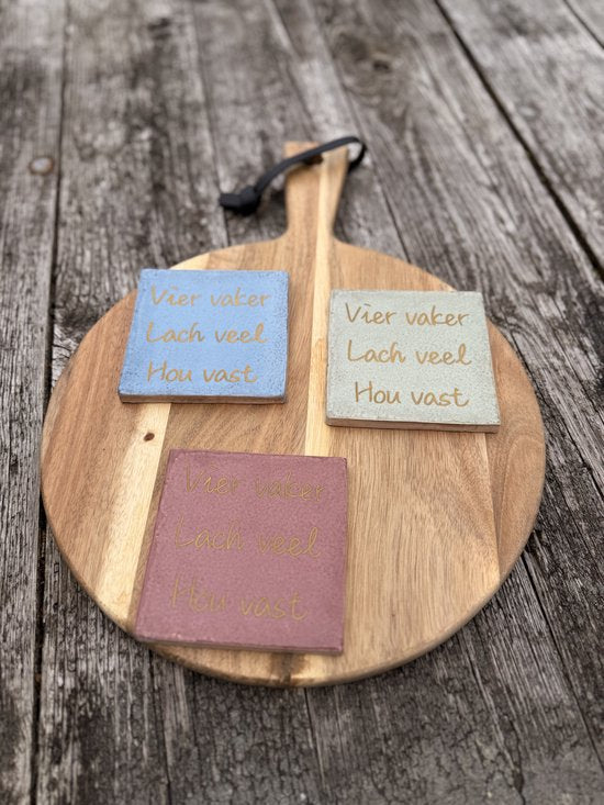 Tegeltje met tekst "Vier vaker lach veel"