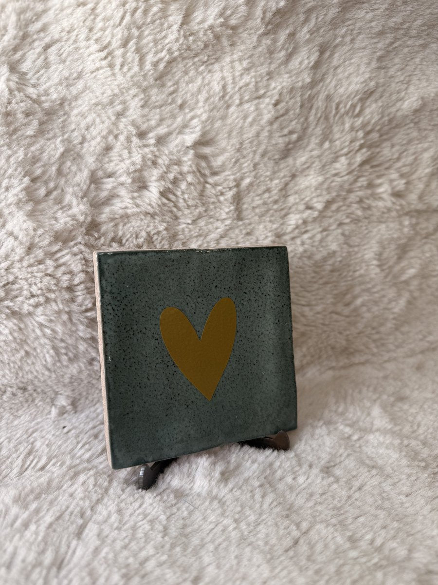 Donkergroen tegeltje met Gouden hart