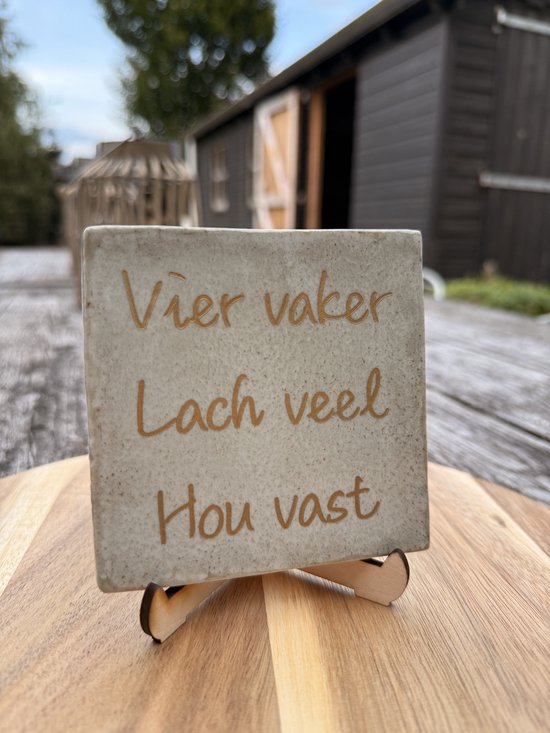 Tegeltje met tekst "Vier vaker lach veel"