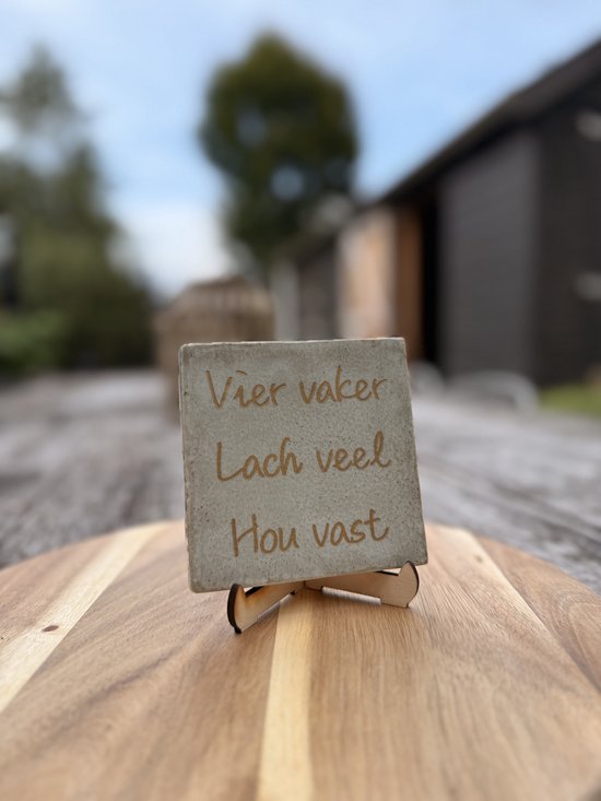 Tegeltje met tekst "Vier vaker lach veel"