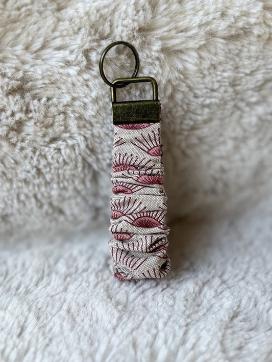 Sleutelhanger scrunchi beige met Roze details