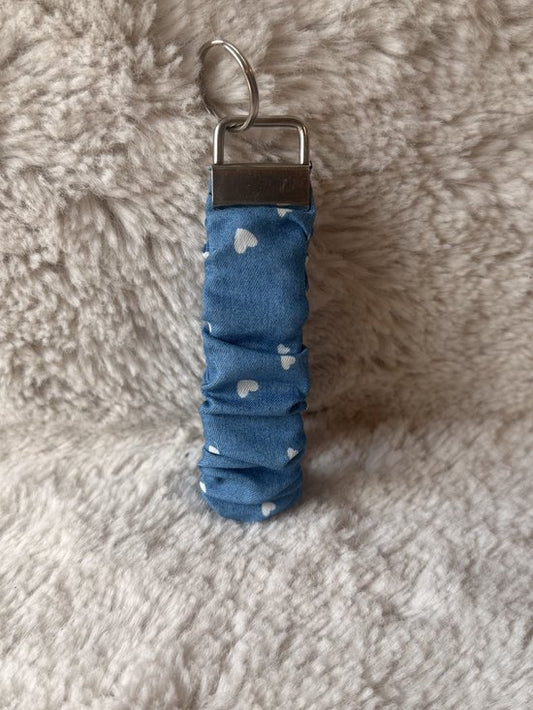Sleutelhanger scrunchi blauw met hartjes