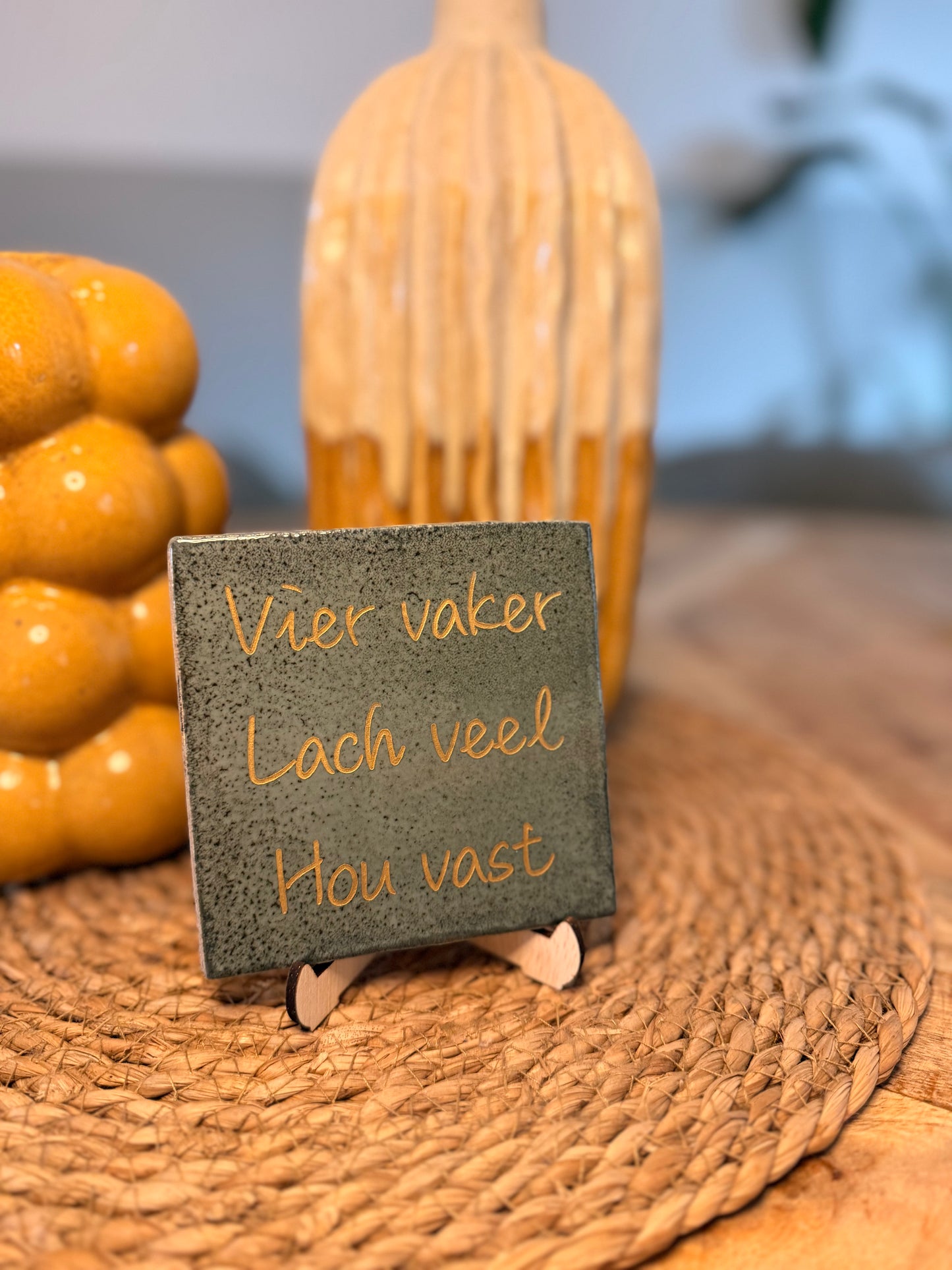 Tegeltje met tekst "Vier vaker lach veel"