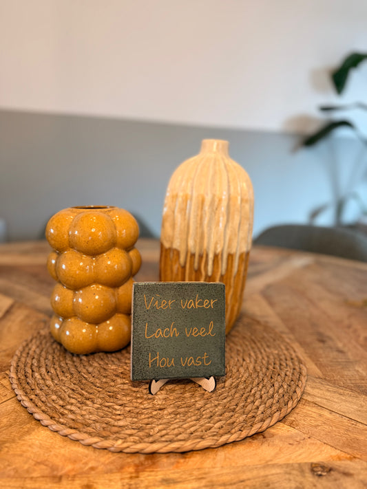 Tegeltje met tekst "Vier vaker lach veel"