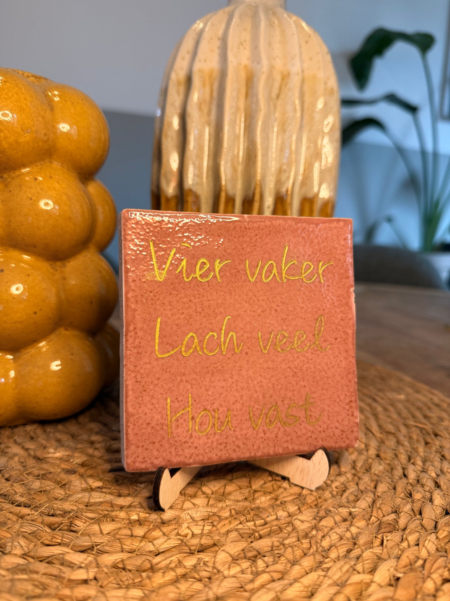 Tegeltje met tekst "Vier vaker lach veel"