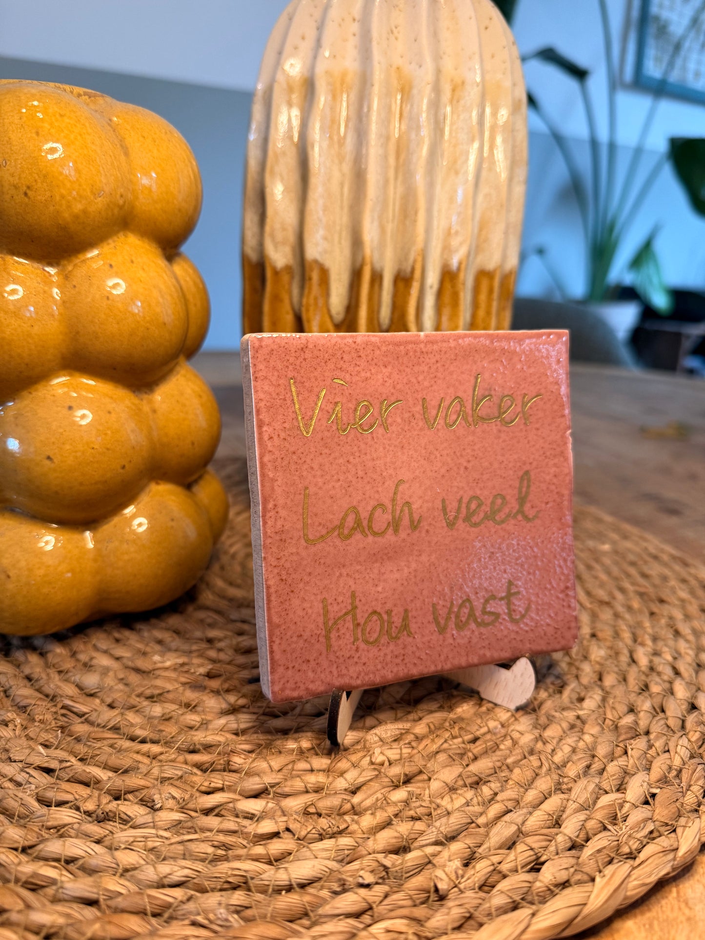 Tegeltje met tekst "Vier vaker lach veel"